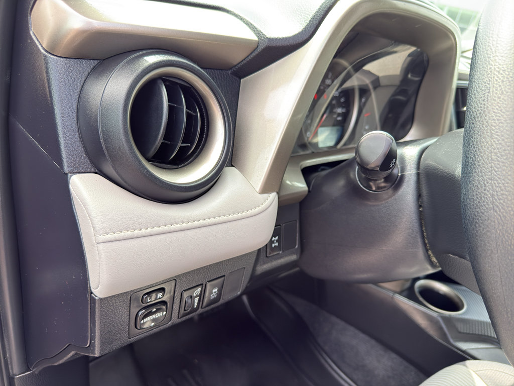 Used 2015 Toyota RAV4 XLE AWD/4WD image 14