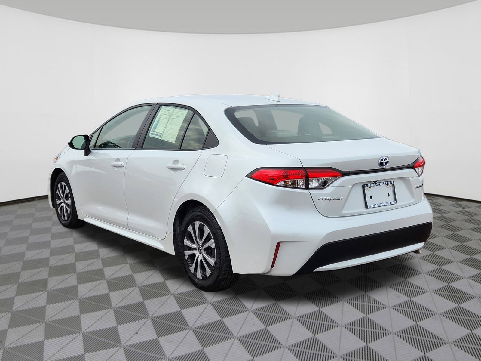 Used 2022 Toyota Corolla LE image 3