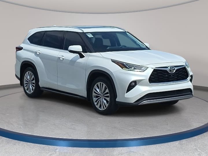 Used 2025 Toyota Highlander Platinum AWD/4WD image 3