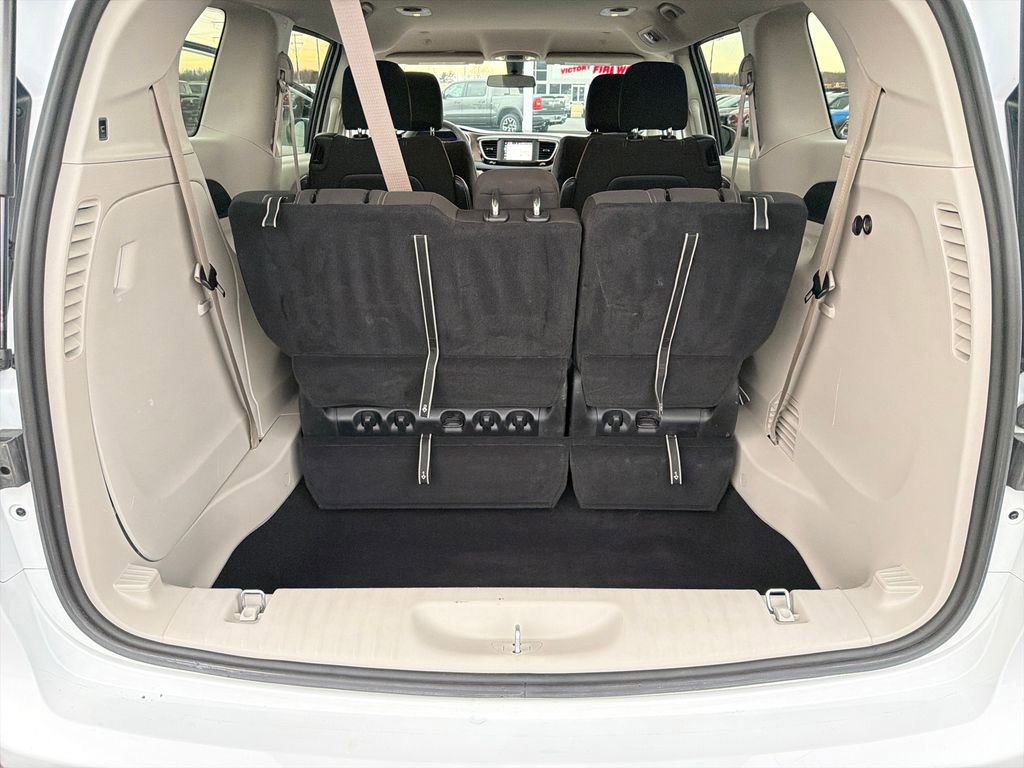 Used 2022 Chrysler Voyager LX image 21
