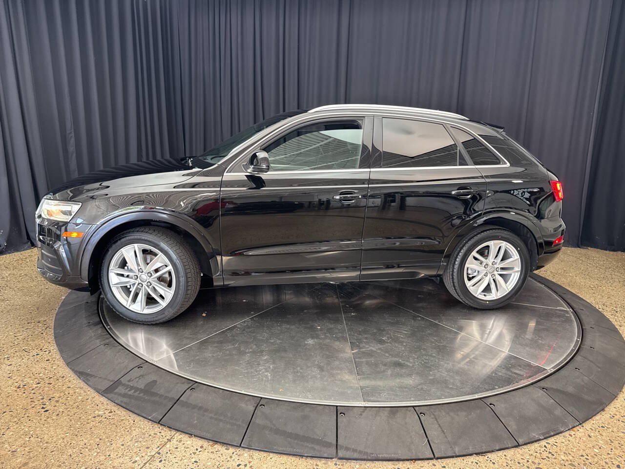Used 2017 Audi Q3 2.0T Premium Plus w/ Premium Plus Package AWD/4WD image 3