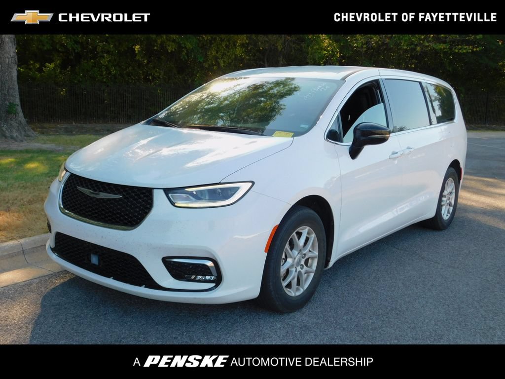 Used 2025 Chrysler Pacifica Select