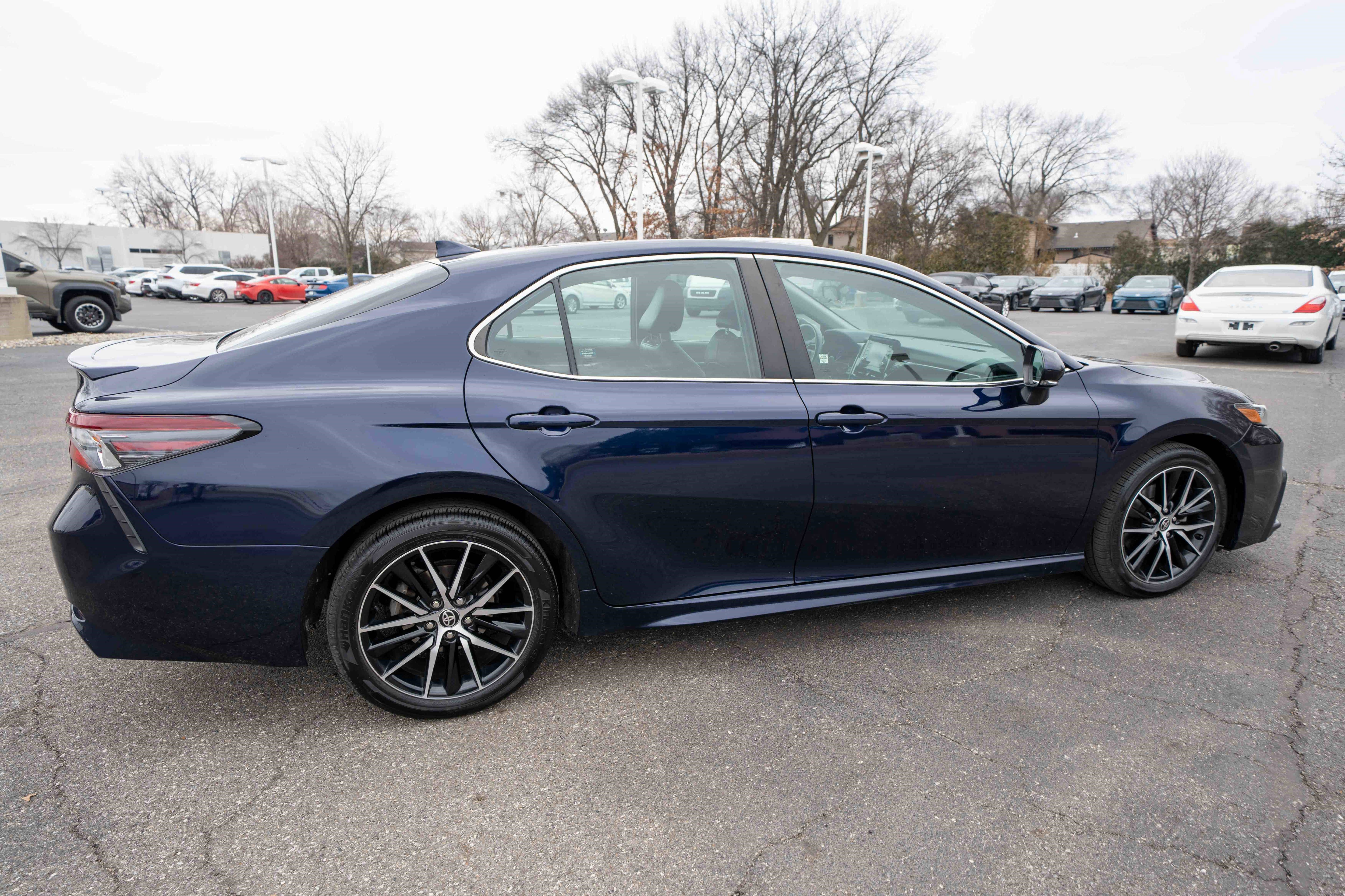 Used 2021 Toyota Camry SE w/ Cold Weather Package image 4