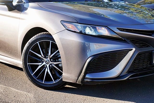Used 2023 Toyota Camry SE image 4