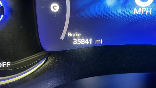 Used 2023 Chrysler Pacifica Limited w/ Uconnect Theater Family Group FWD image 10