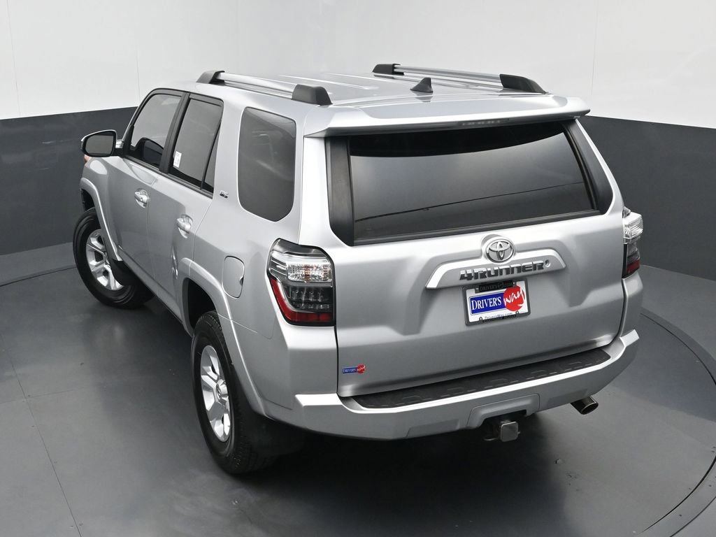 Used 2020 Toyota 4Runner SR5 AWD/4WD image 32