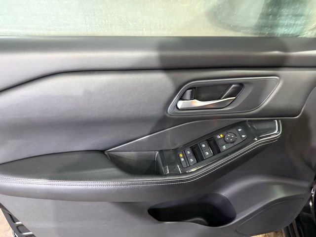 Certified 2025 Nissan Rogue SV image 8