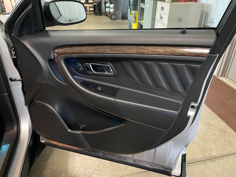Used 2017 Ford Taurus Limited FWD image 20