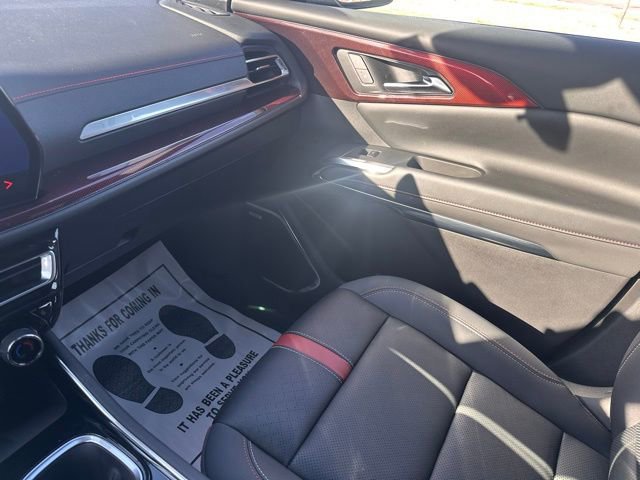 Used 2025 Chevrolet Traverse RS image 36