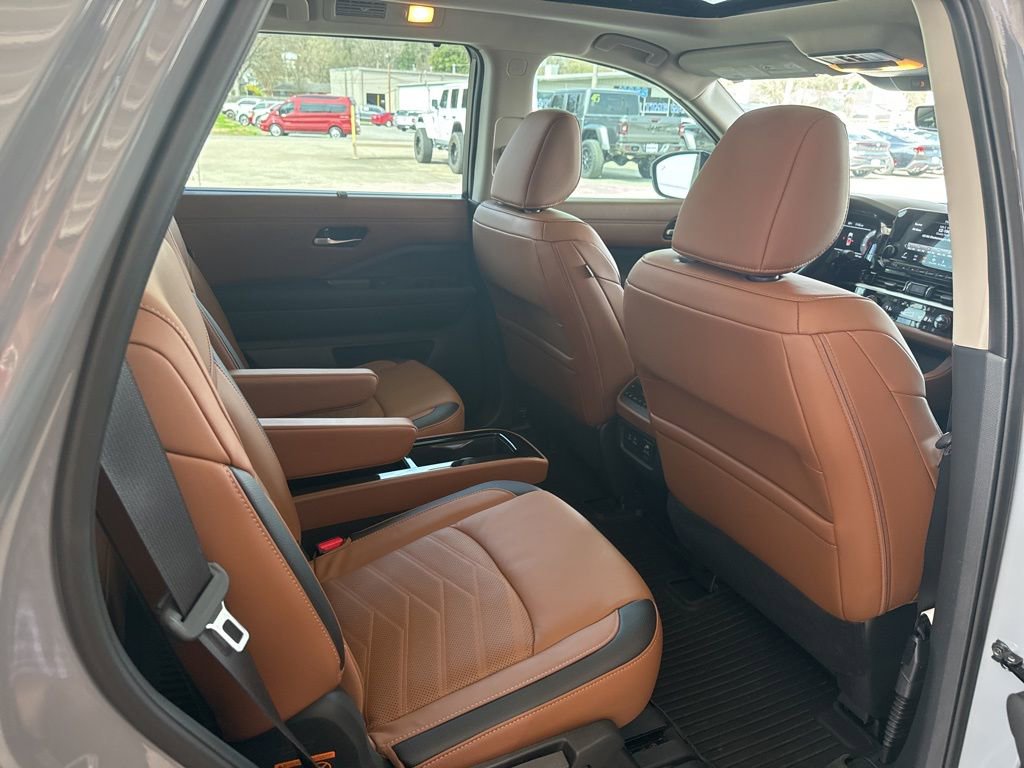 Used 2025 Nissan Pathfinder Platinum AWD/4WD image 27