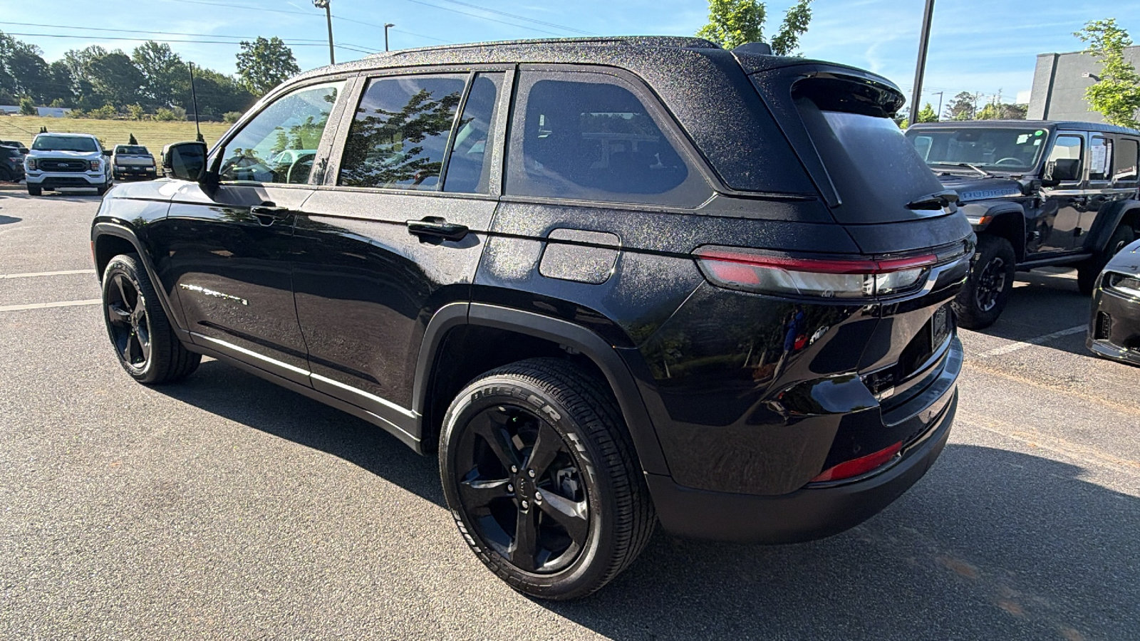 Used 2025 Jeep Grand Cherokee Altitude AWD/4WD image 10