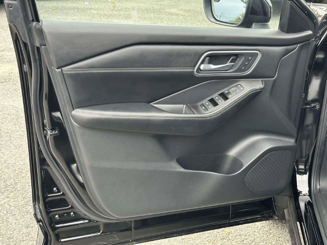 Used 2024 Nissan Rogue Platinum AWD/4WD image 15