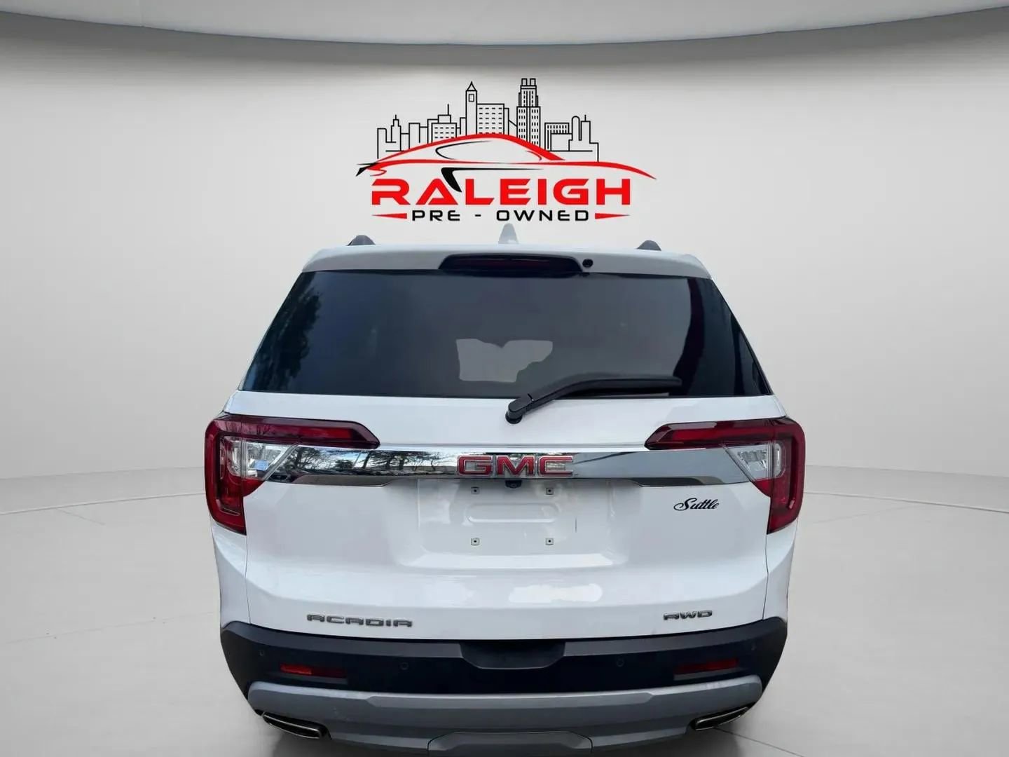 Used 2023 GMC Acadia SLE w/ Driver Convenience Package image 3