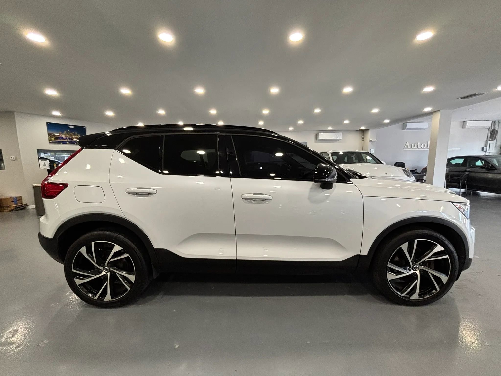 Used 2020 Volvo XC40 T4 R-Design FWD image 8