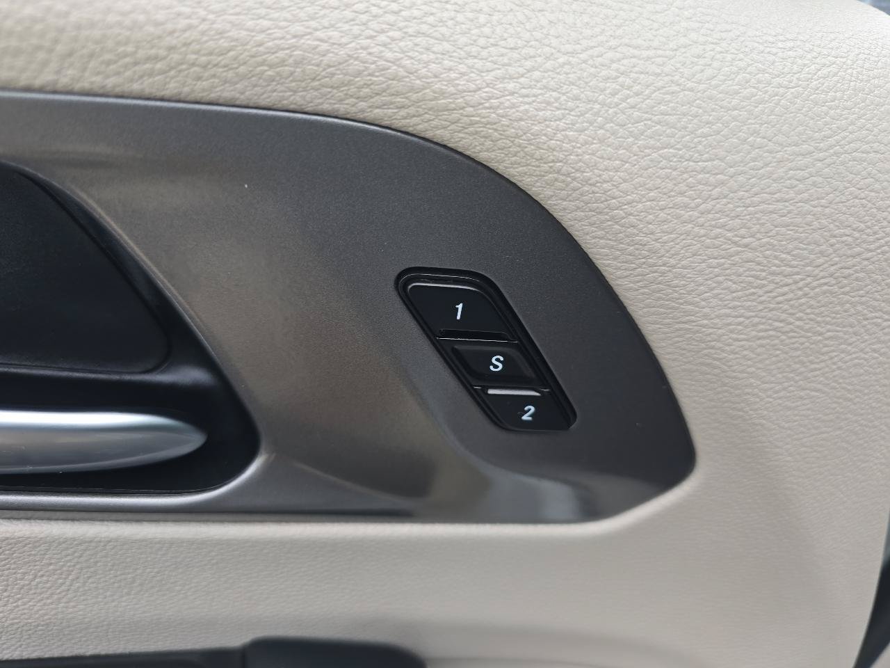 Used 2023 Chrysler Pacifica Touring-L FWD image 21