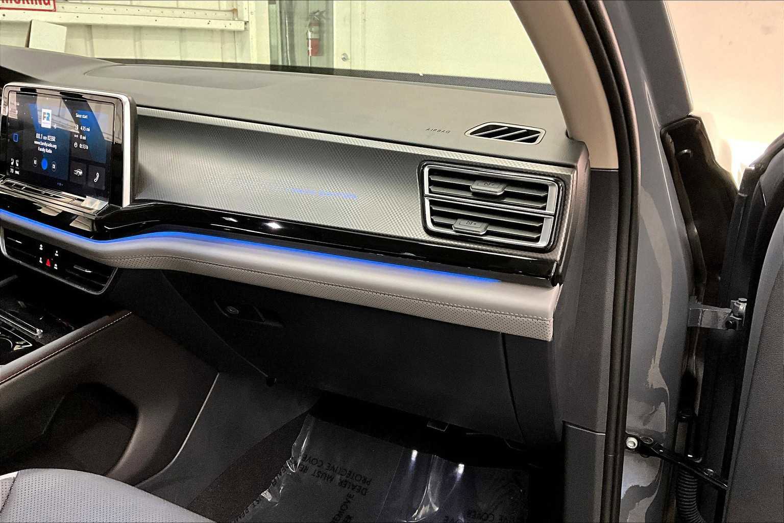 Used 2025 Volkswagen Atlas Peak Edition SE image 19