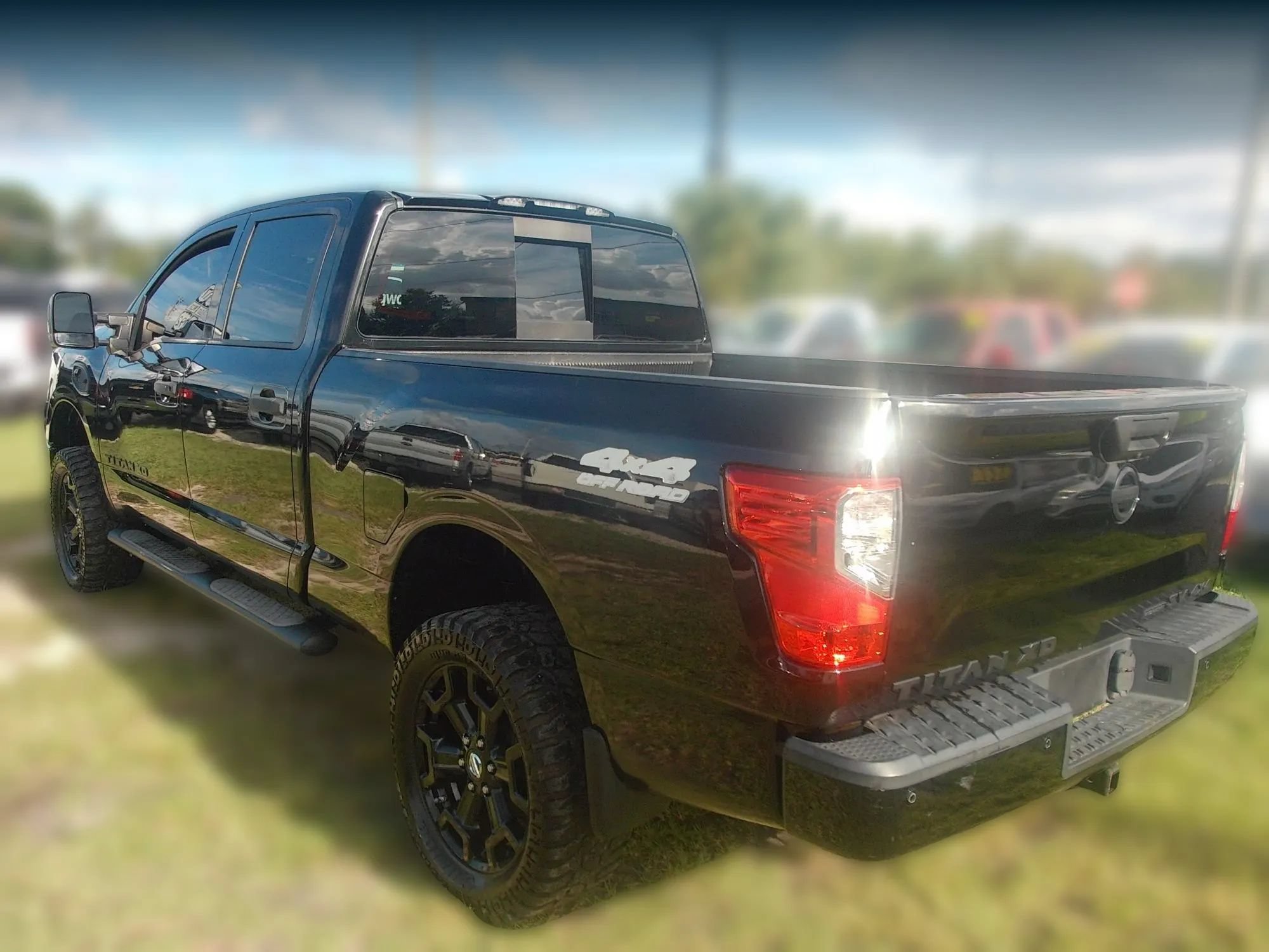 Used 2018 Nissan Titan SV w/ SV Convenience Package AWD/4WD image 7