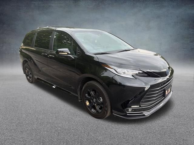 Used 2025 Toyota Sienna XLE Woodland Edition AWD/4WD image 3
