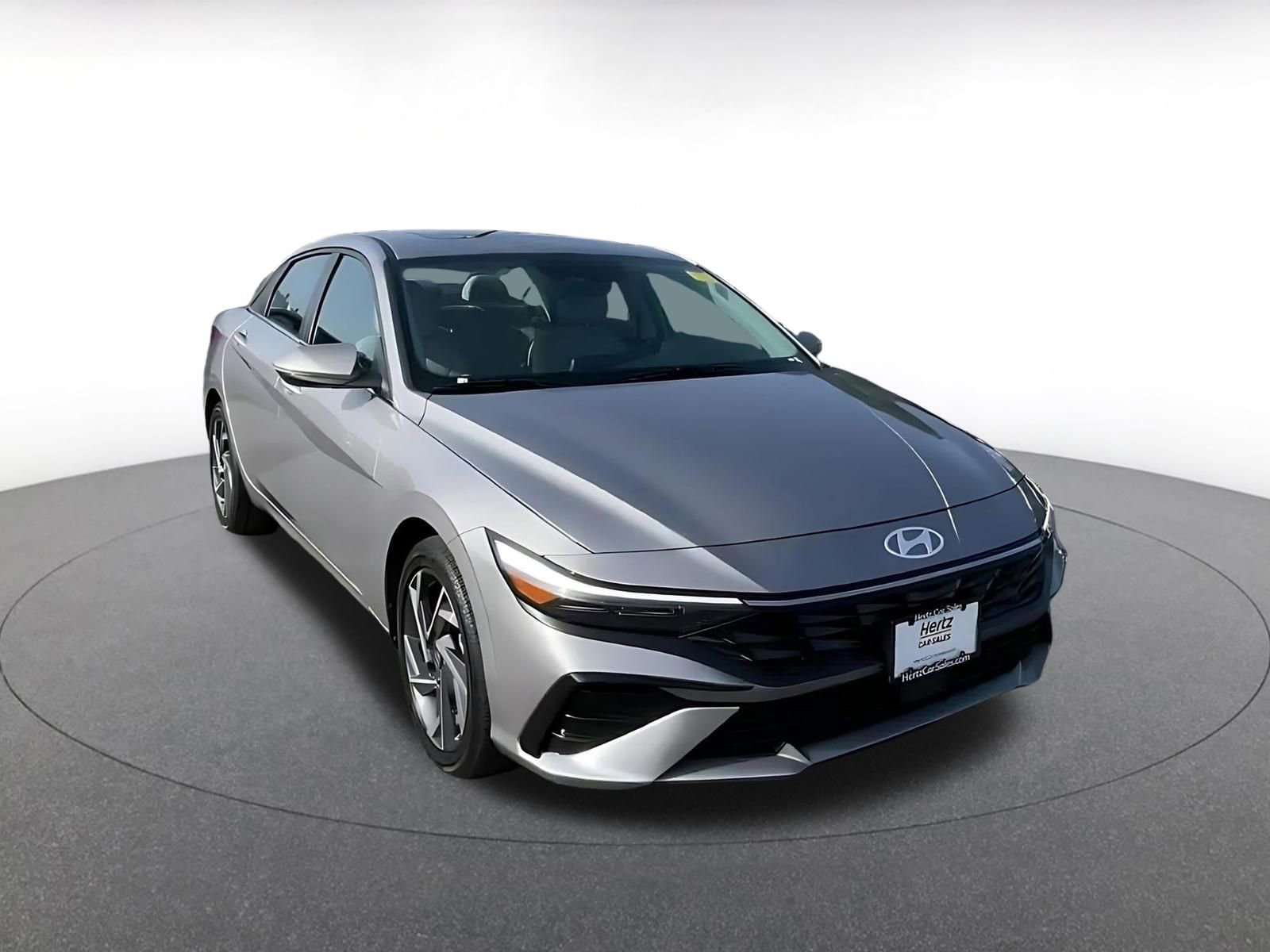 Used 2025 Hyundai Elantra Limited image 3