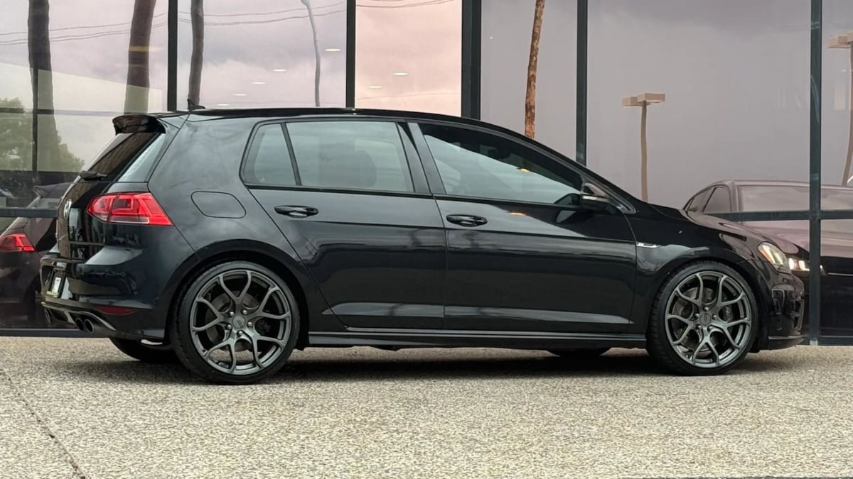 Used 2017 Volkswagen Golf R 4-Door AWD/4WD image 13
