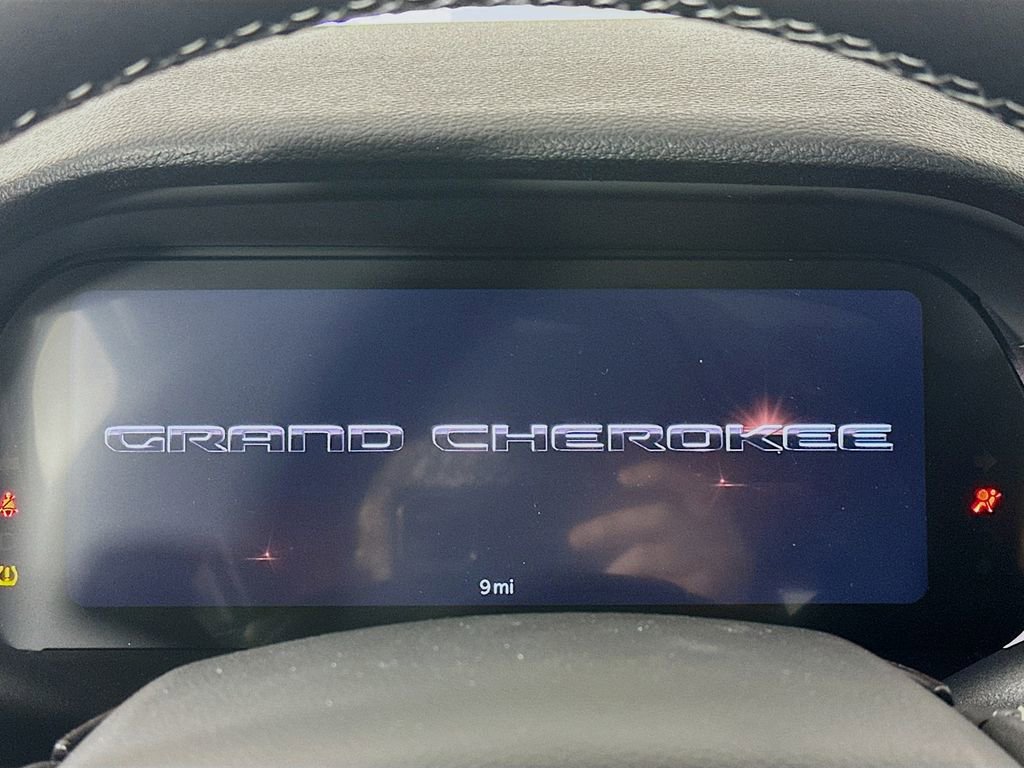 New 2025 Jeep Grand Cherokee Altitude image 11