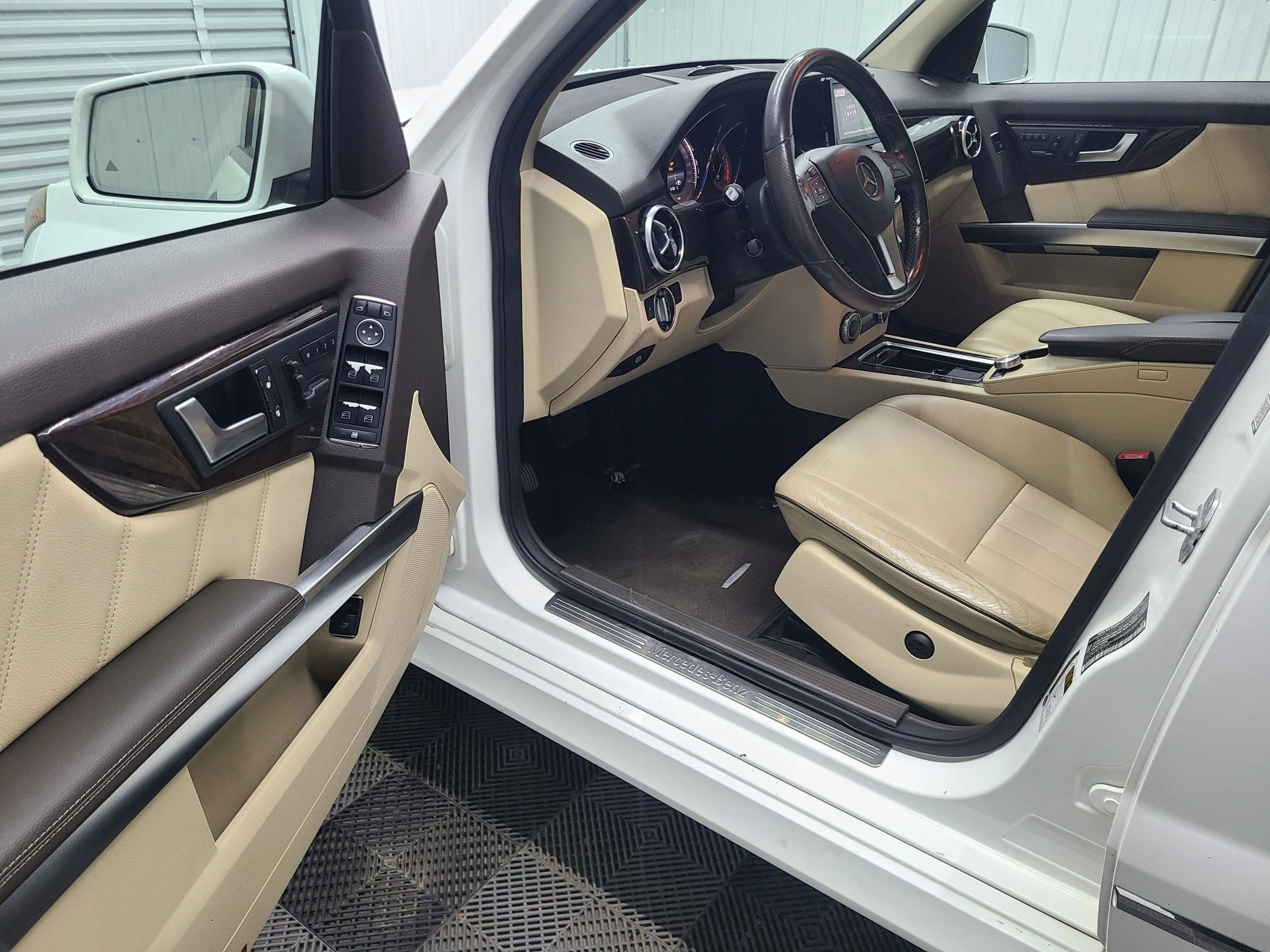 Used 2014 Mercedes-Benz GLK 350 4MATIC w/ Premium 1 Package image 21