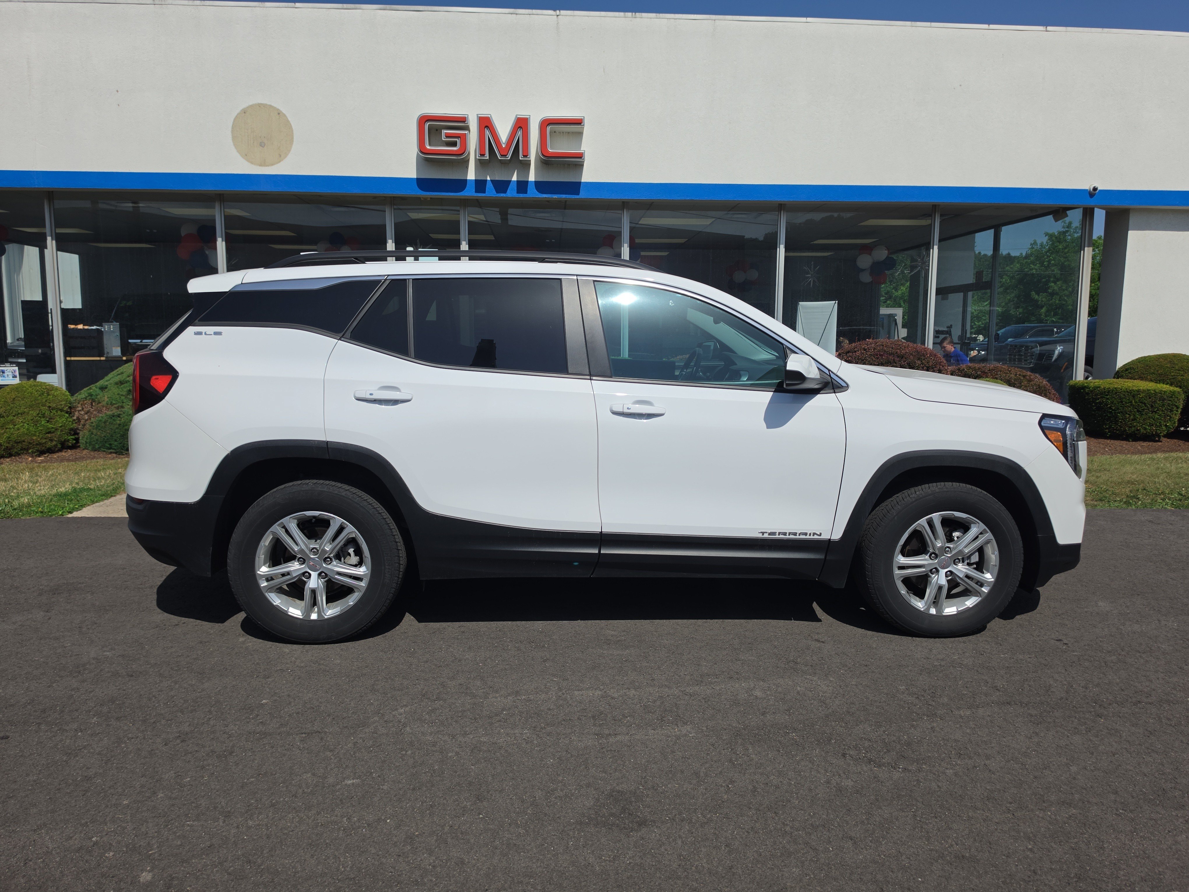 Used 2024 GMC Terrain SLE w/ Driver Convenience Package AWD/4WD image 2