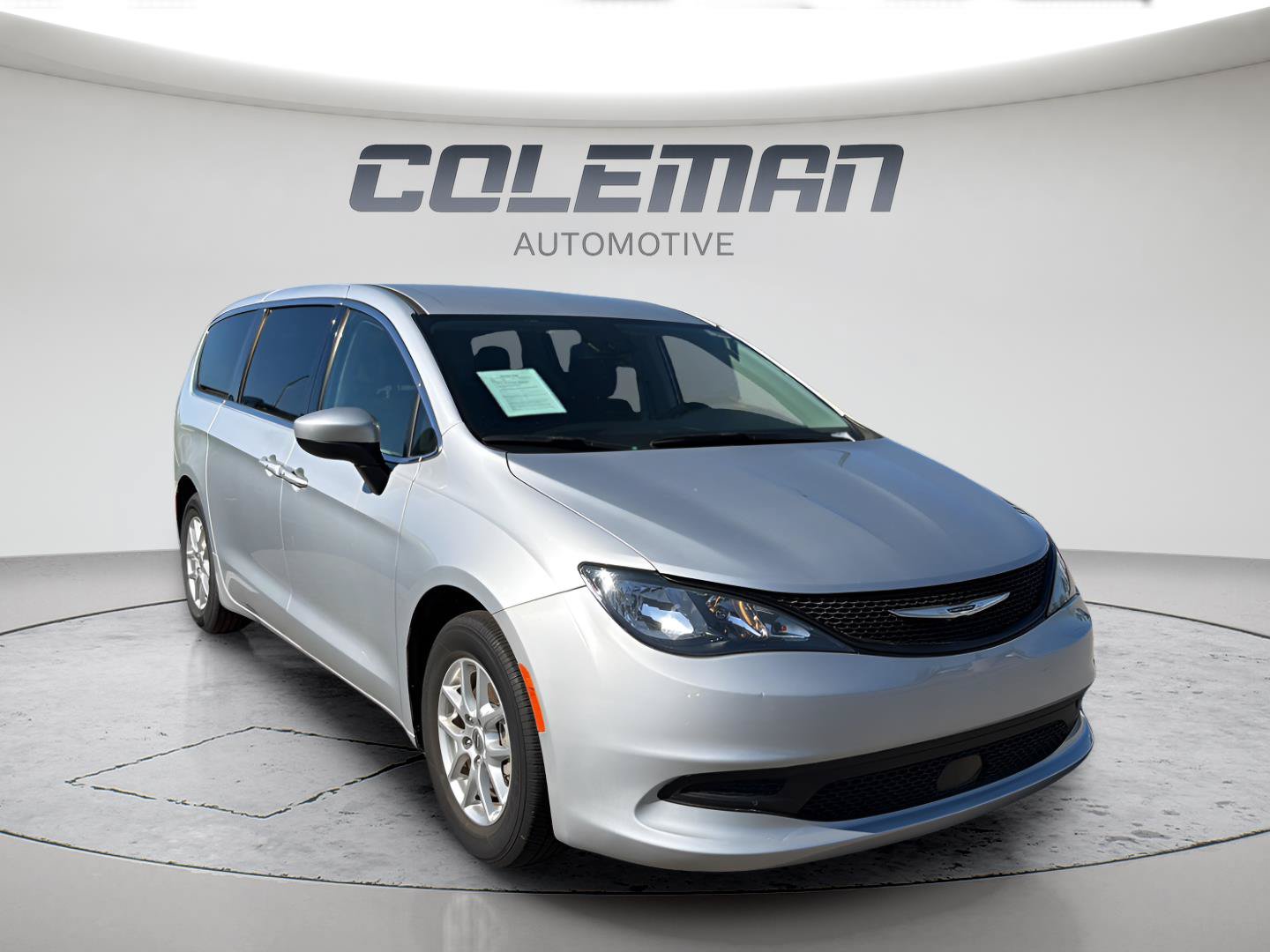 Used 2023 Chrysler Voyager LX FWD image 3