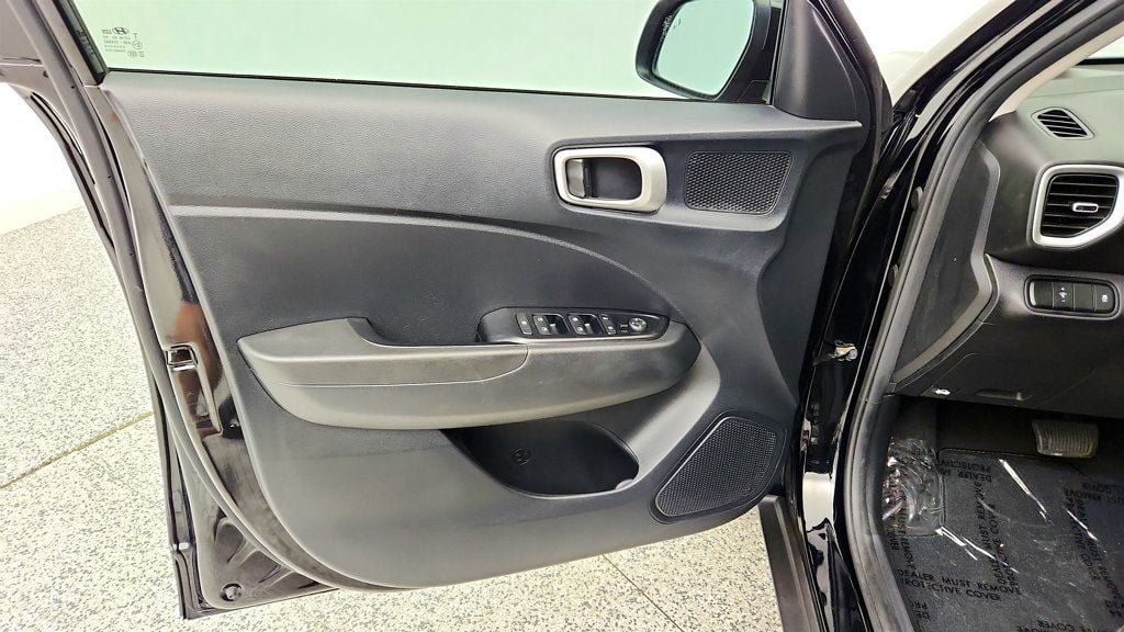 Used 2023 Hyundai Venue FWD image 10
