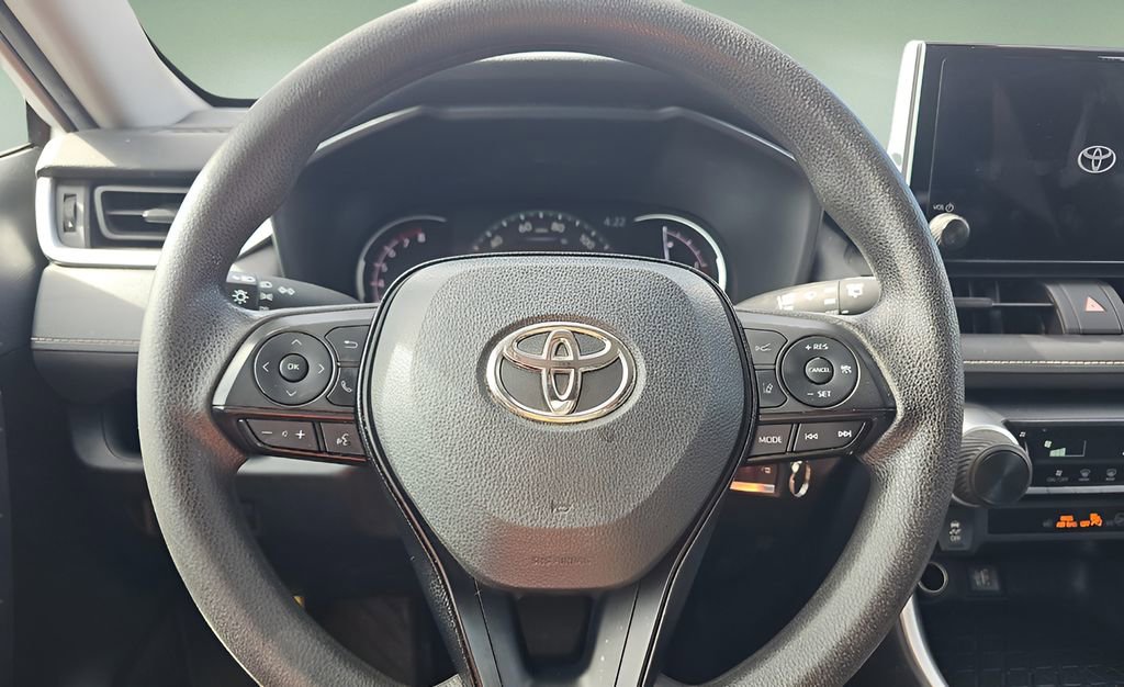 Used 2024 Toyota RAV4 LE AWD/4WD image 8