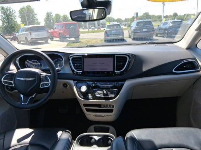 Used 2024 Chrysler Pacifica Touring-L FWD image 11