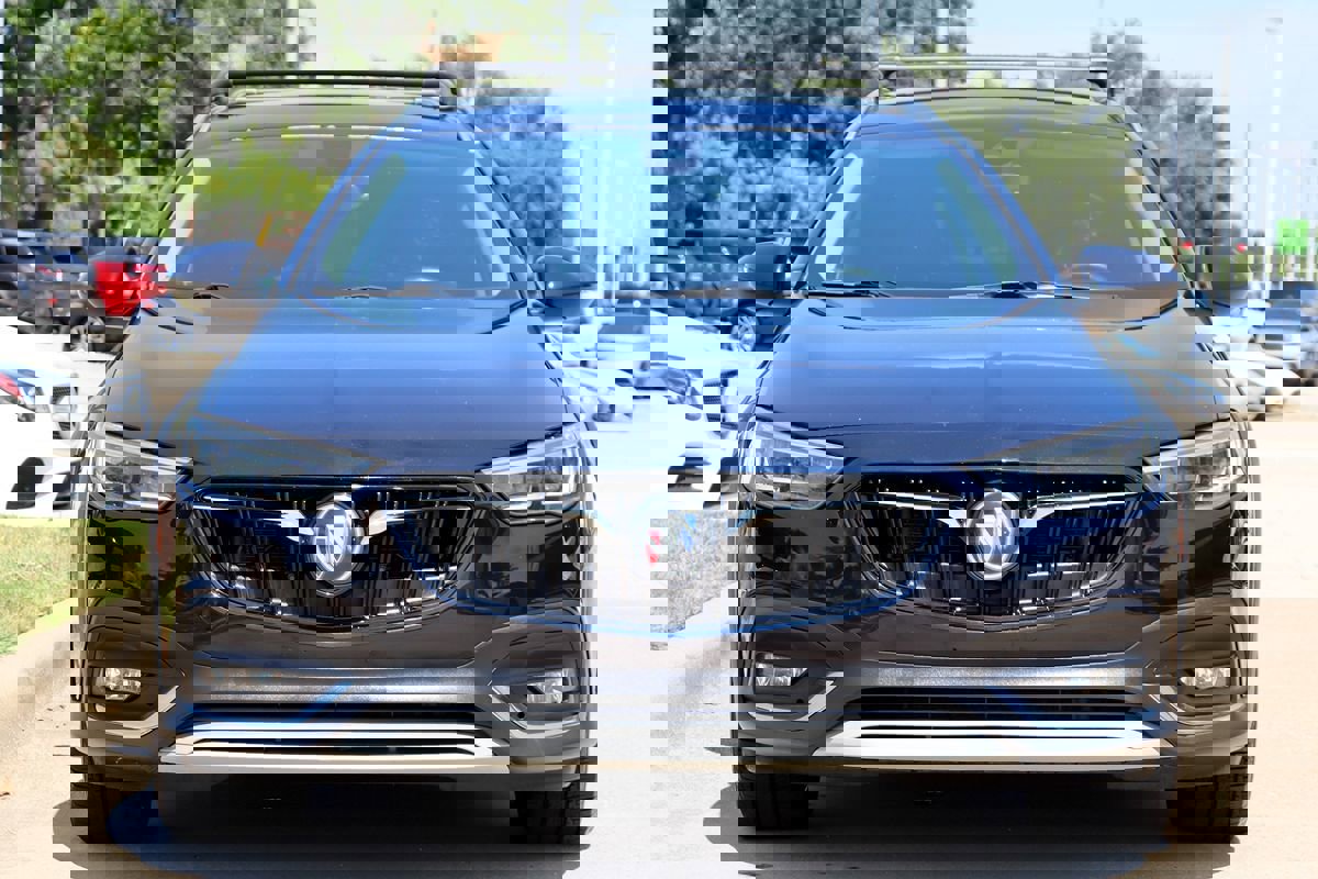 Used 2018 Buick Regal Essence w/ Driver Confidence Package #1 image 2