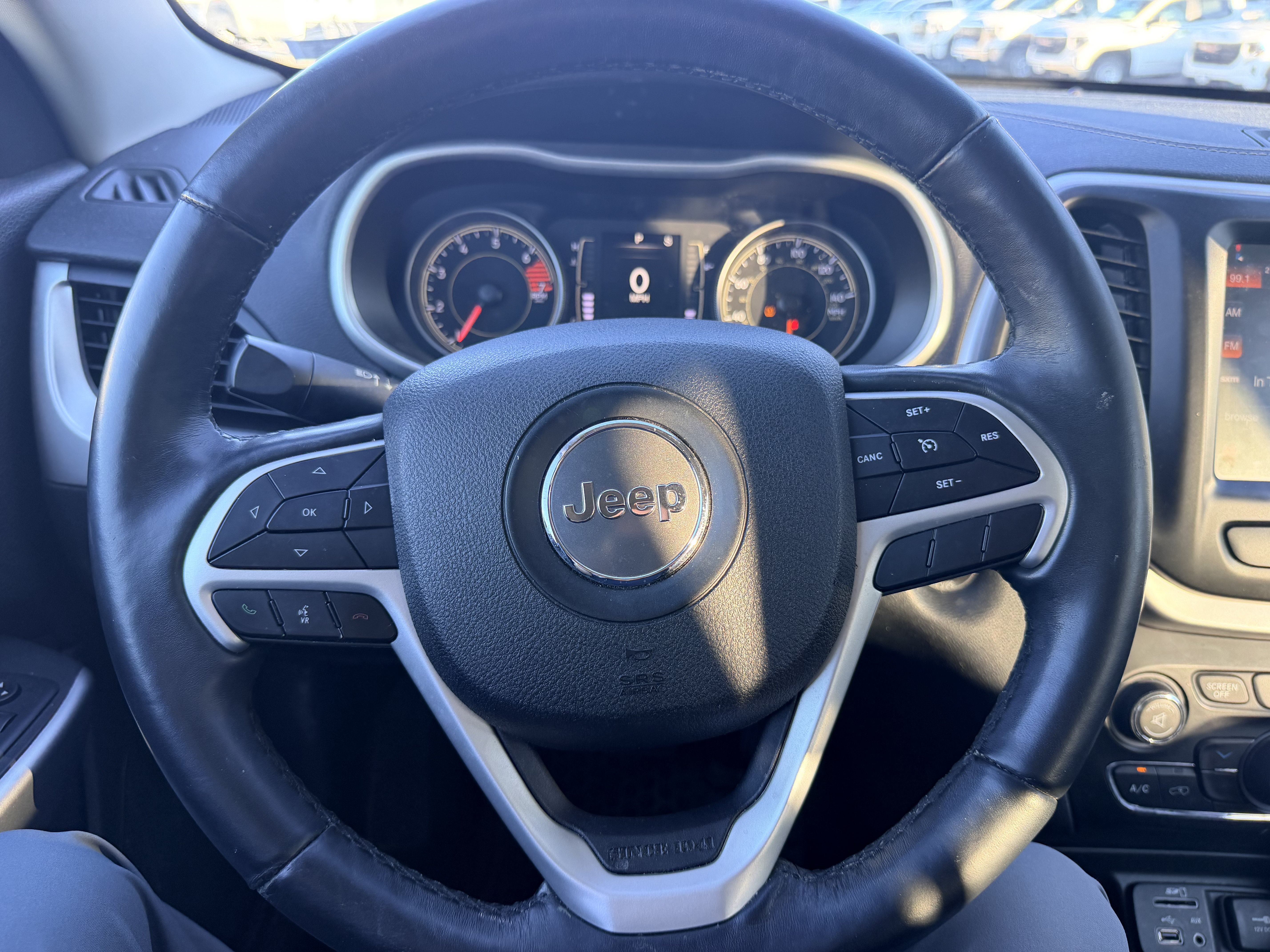 Used 2018 Jeep Cherokee Latitude Plus w/ Cold Weather Group FWD image 15