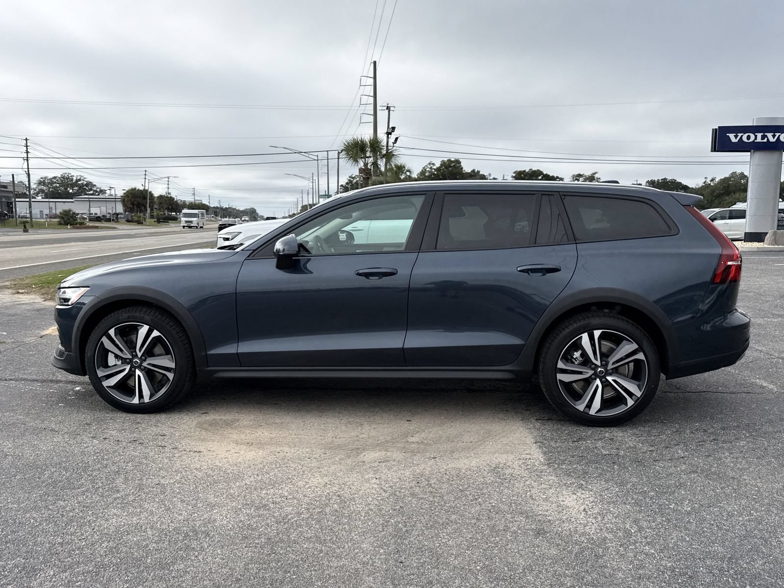 New 2026 Volvo V60 B5 Cross Country Plus w/ Protection Package Premier AWD/4WD image 2