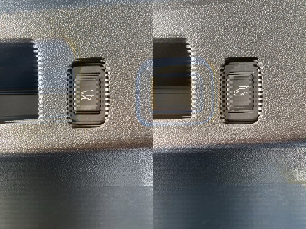 Used 2025 GMC Acadia Elevation image 16