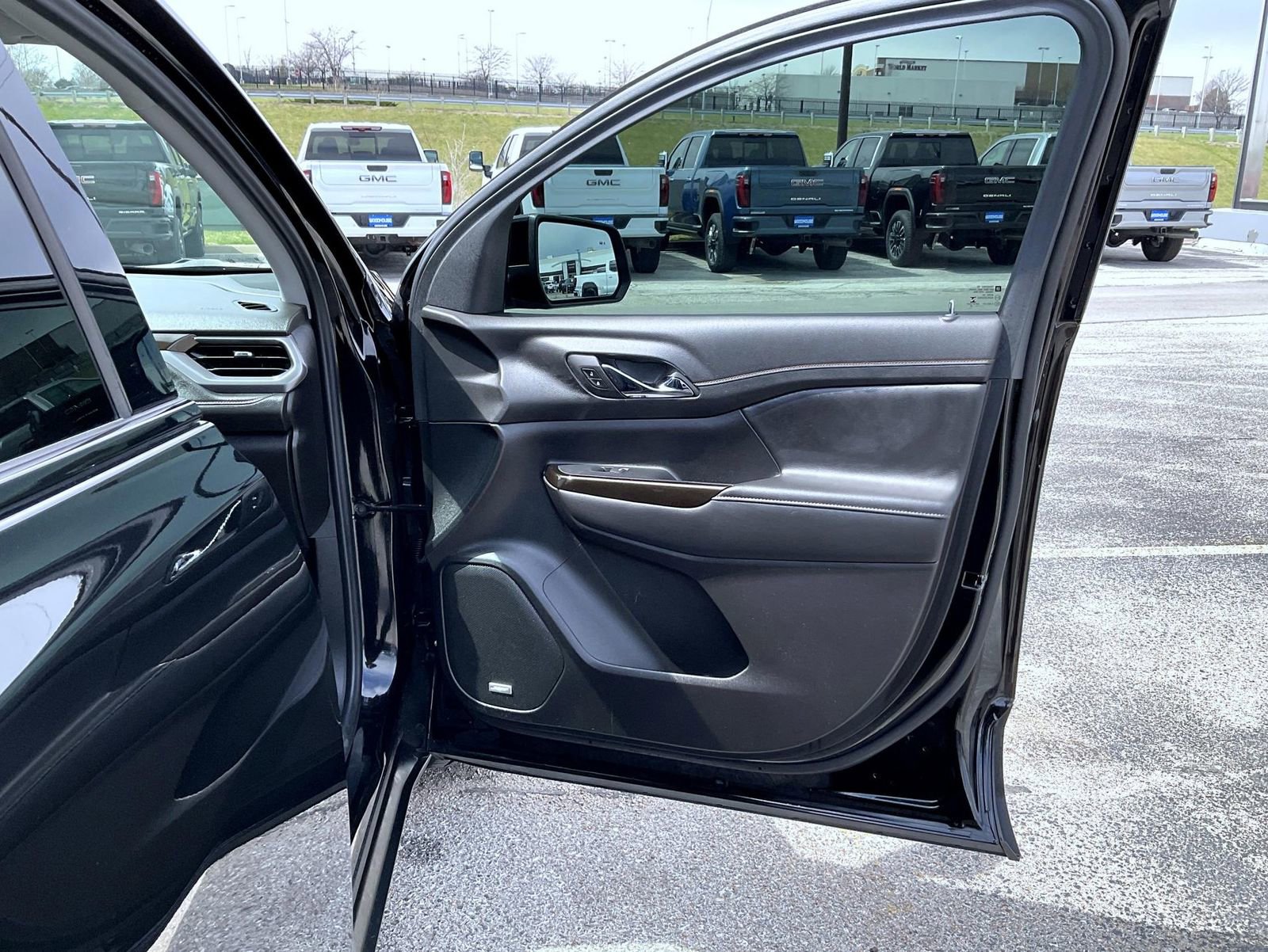 Used 2022 GMC Acadia AT4 w/ Technology Package image 16