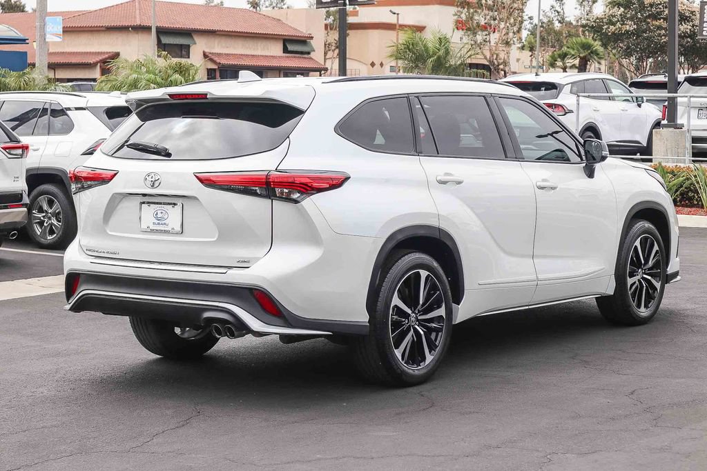 Used 2022 Toyota Highlander XSE FWD image 5