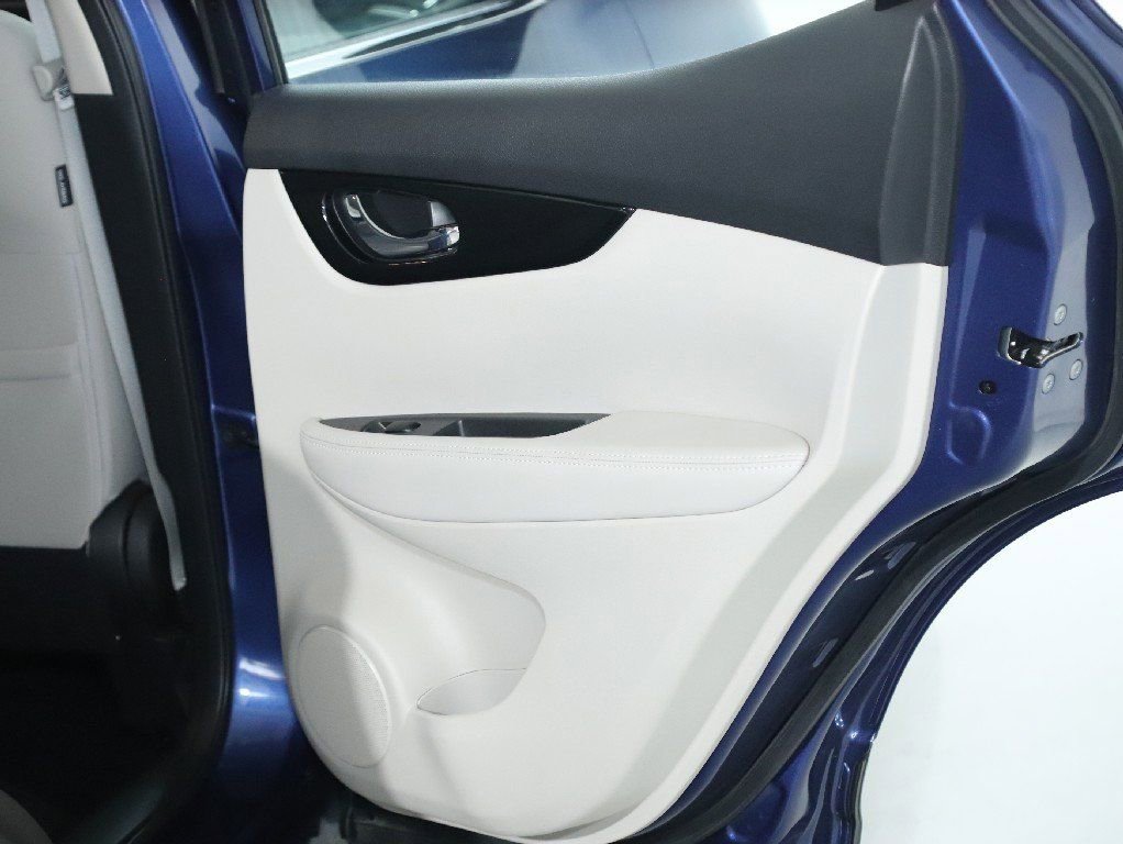 Certified 2022 Nissan Rogue Sport SV image 32