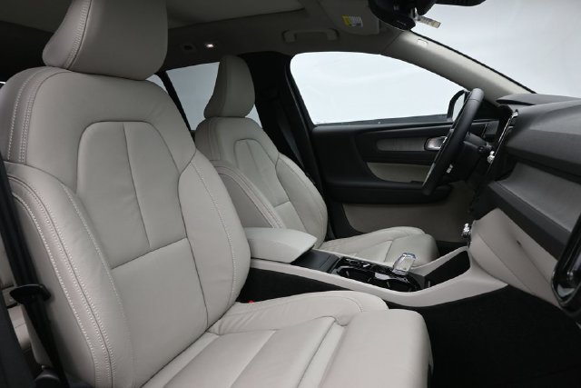 Used 2023 Volvo XC40 B5 Plus w/ Protection Package Premier AWD/4WD image 33
