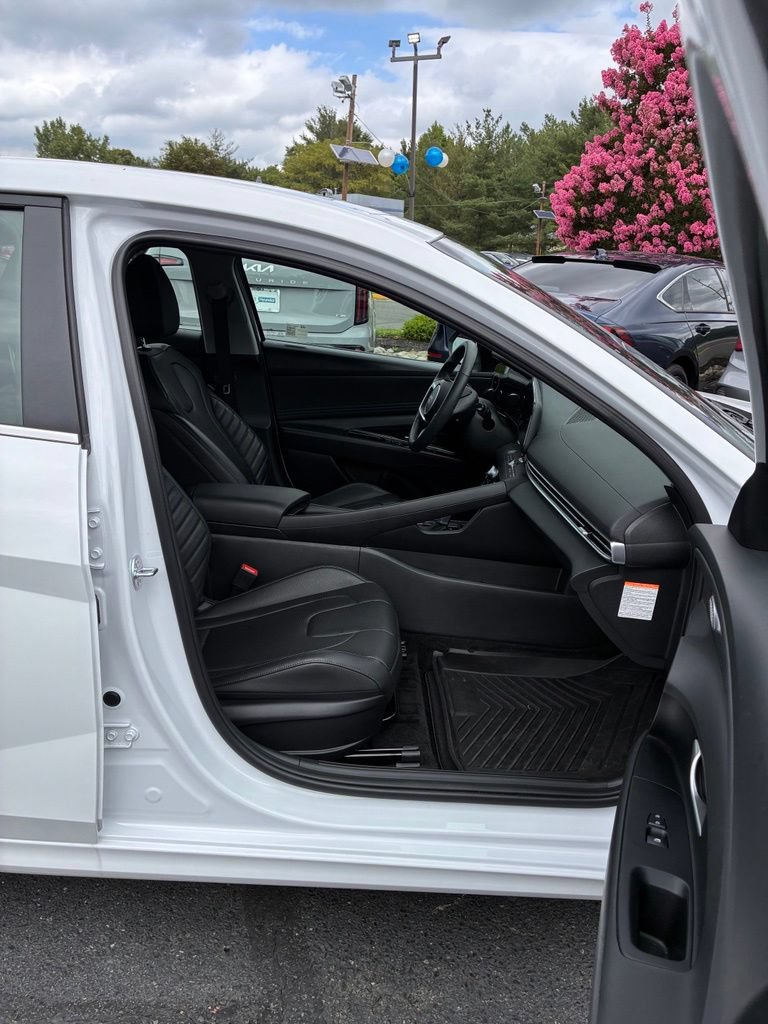 Used 2025 Hyundai Elantra Limited FWD image 19