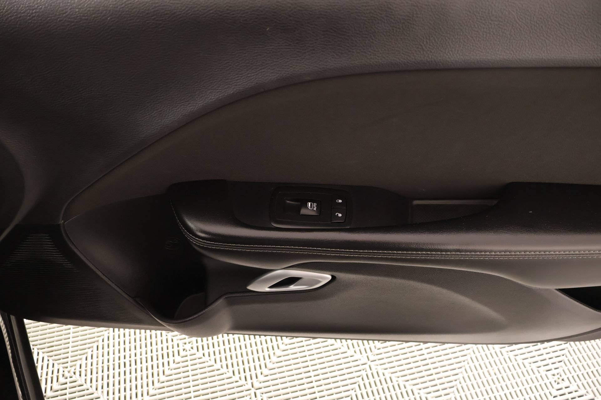 Used 2016 Dodge Challenger SXT RWD image 13