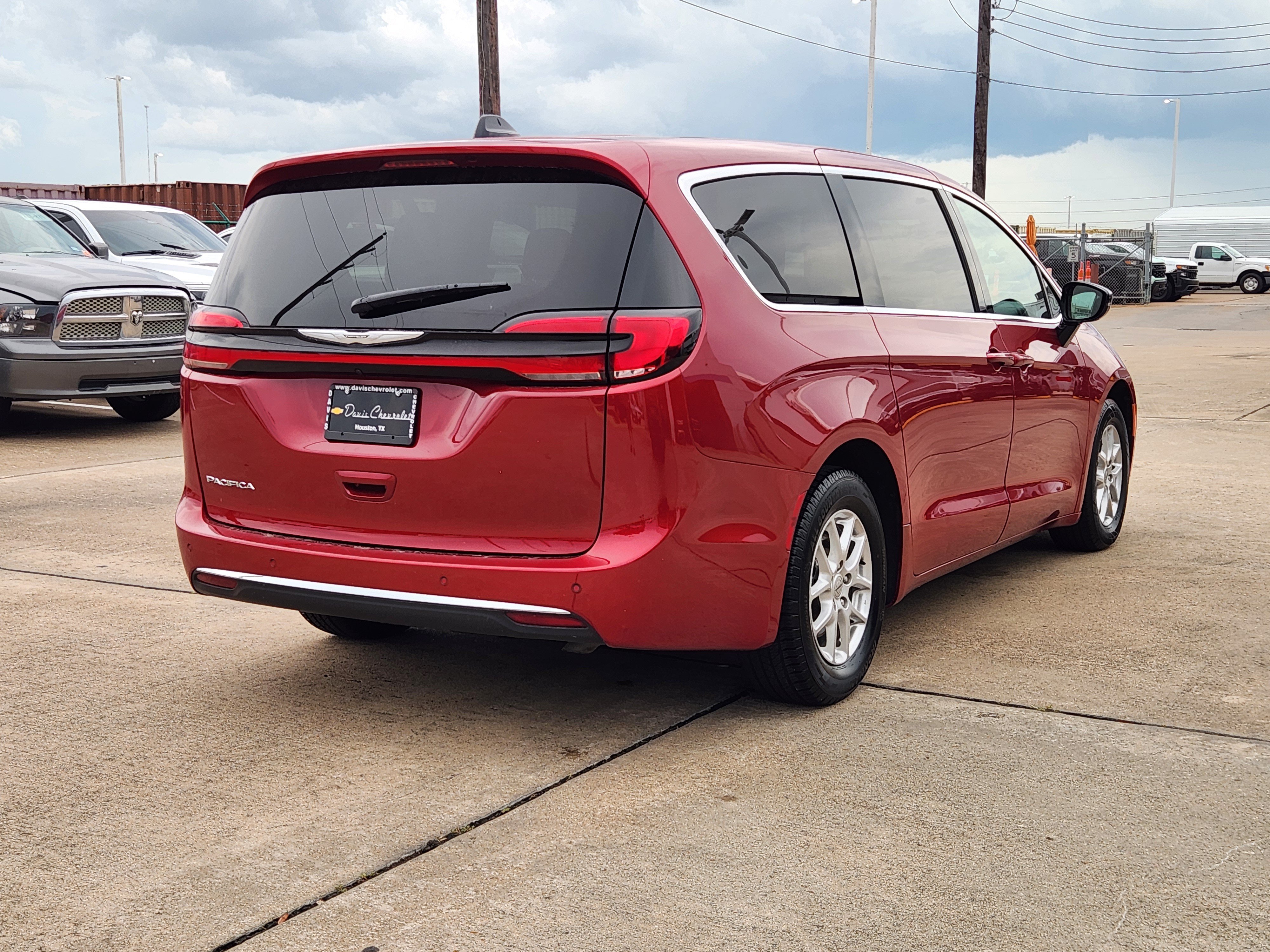 Used 2024 Chrysler Pacifica Touring-L FWD image 6