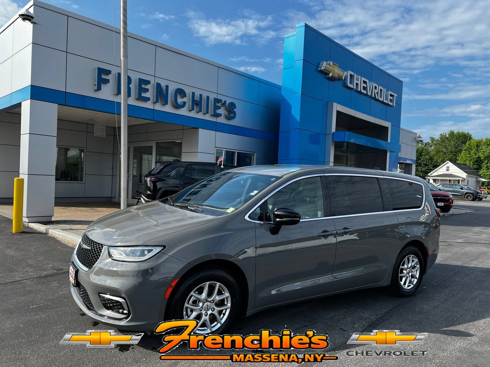 Used 2025 Chrysler Pacifica Select FWD image 1