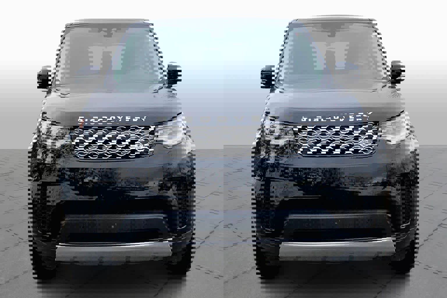 Used 2024 Land Rover Discovery S image 4