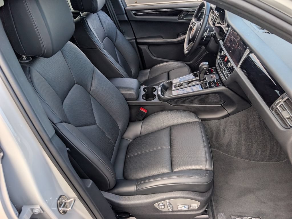 Certified 2025 Porsche Macan AWD/4WD image 17