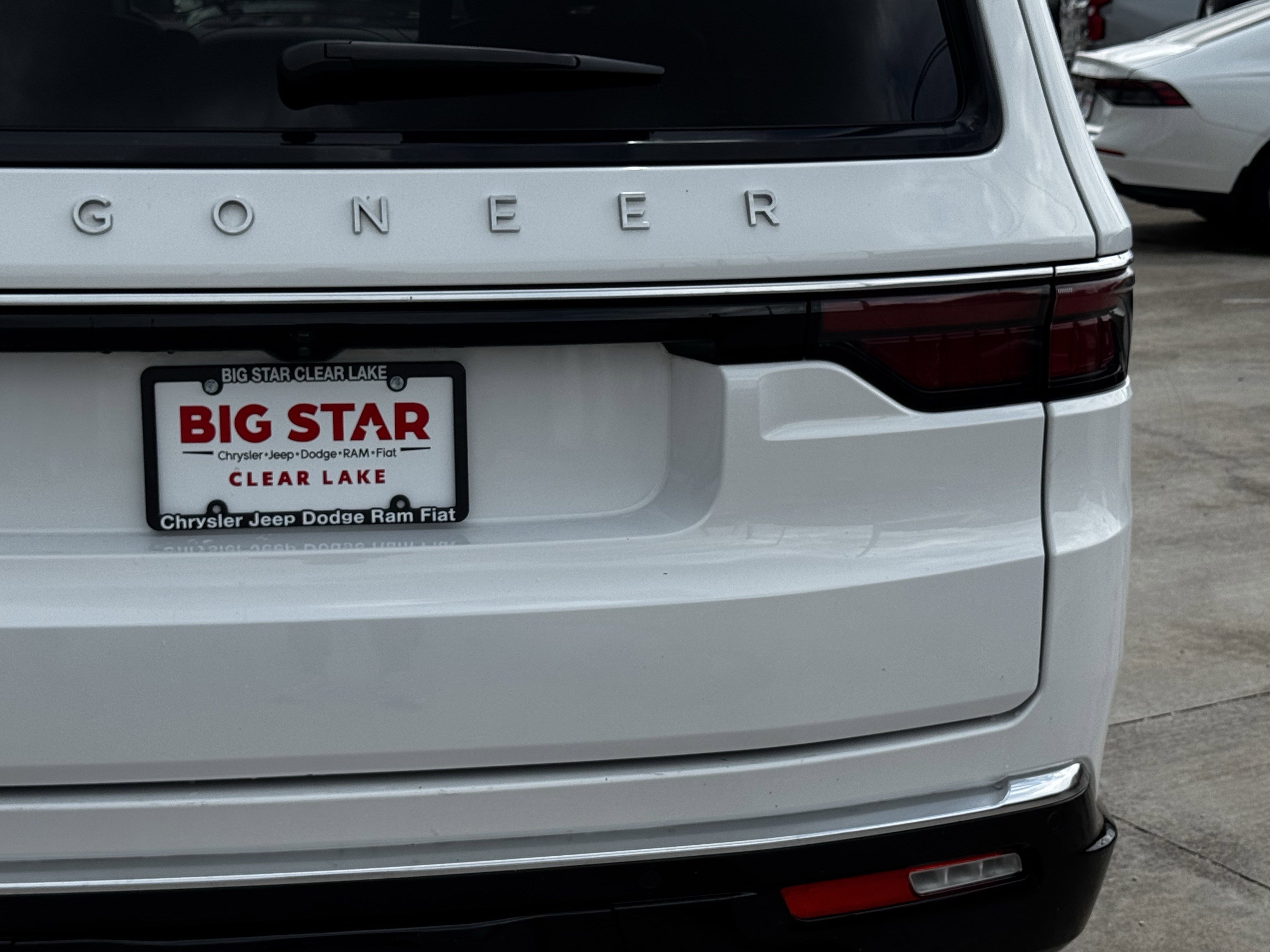 Used 2025 Jeep Wagoneer L Series II AWD/4WD image 11