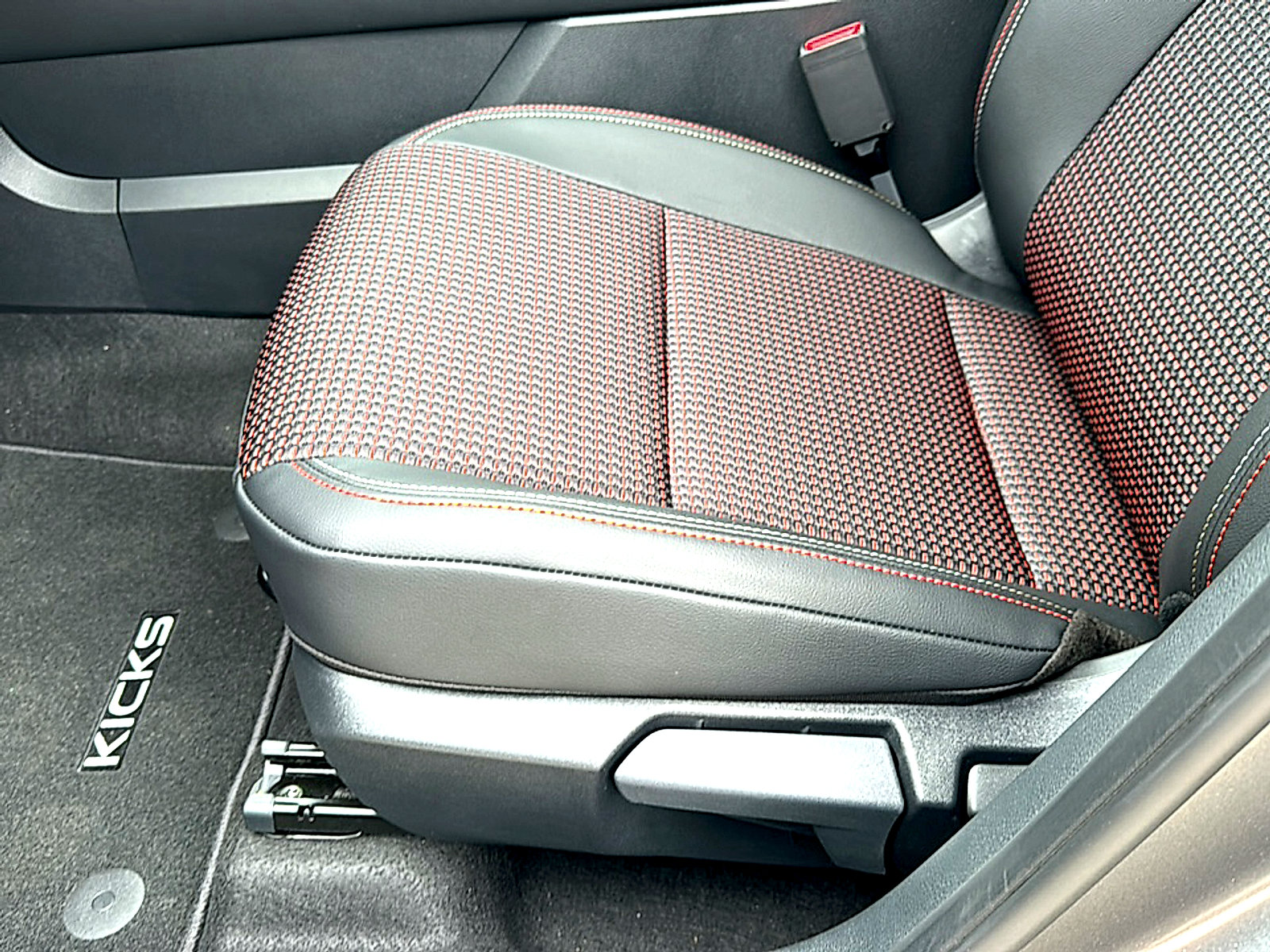 New 2026 Nissan Kicks SR w/ SR Premium Package FWD image 12
