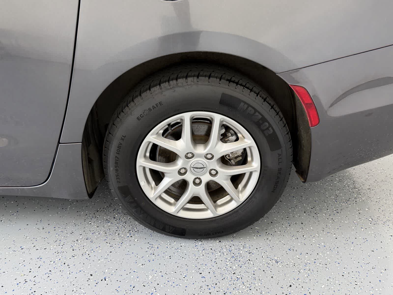 Used 2023 Chrysler Pacifica Touring-L FWD image 25