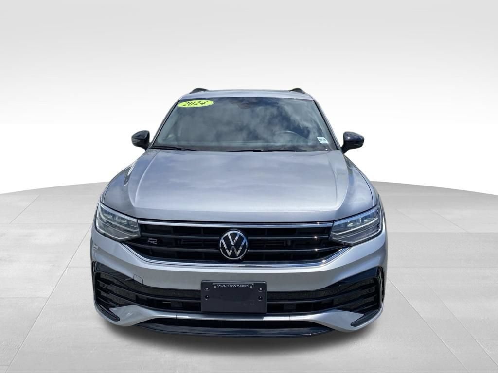 Used 2024 Volkswagen Tiguan SE R-Line AWD/4WD image 2