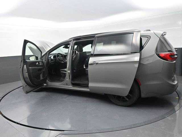 Used 2025 Chrysler Pacifica Limited image 40